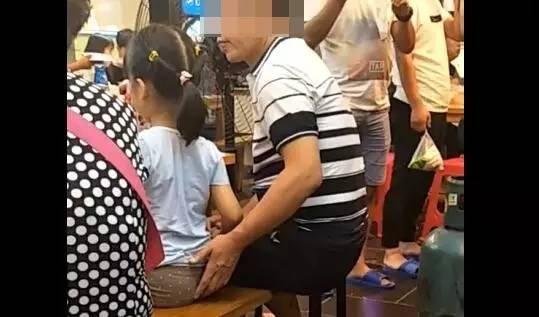 美国打女孩光屁股视频,美国惊现打女孩光屁股视频事件引发社会关注