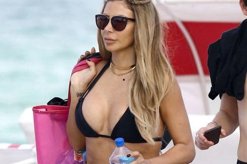 英超名模写真视频,性感魅力尽展足球场边风采