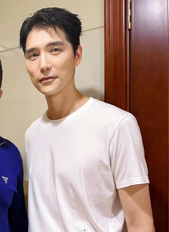 男明星吴越,光影交错，演绎不凡人生