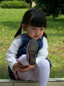 小女孩纸穿白丝袜,小女孩的清新风采